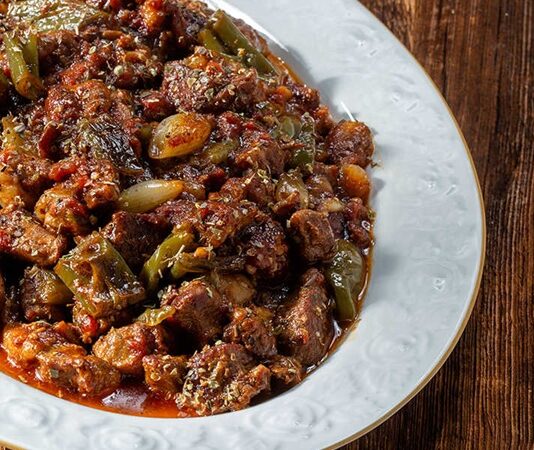 Kavurma, Türk mutfağının en köklü pişirme yöntemlerinden biridir ve hem evlerde hem de restoranlarda sıkça kullanılır. Kavurma yöntemi, etin veya sebzelerin yüksek sıcaklıkta kendi yağı veya eklenen az miktardaki yağ ile pişirilmesini ifade eder. Bu teknik, yiyeceklerin hem lezzetini hem de dokusunu korumasına yardımcı olur. Kavurma, özellikle et yemeklerinde yoğun aroma ve doyurucu tat elde etmek için vazgeçilmez bir pişirme yöntemidir. Konulu bir haber görseli.