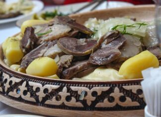 Kazakistan mutfağı, Orta Asya’nın geniş bozkırlarında şekillenmiş, göçebe yaşam tarzının etkisiyle pratik ve besleyici yemekler sunar. Tarih boyunca göçebe topluluklar, doğal koşullar ve hayvancılık ile beslenme alışkanlıklarını oluşturmuşlardır. Et, süt ürünleri ve tahıllar mutfağın temelini oluşturur. Kazaklar için yemek sadece beslenme aracı değil, aynı zamanda kültürel bir paylaşım ve misafirperverlik ritüelidir. Konulu bir haber görseli.