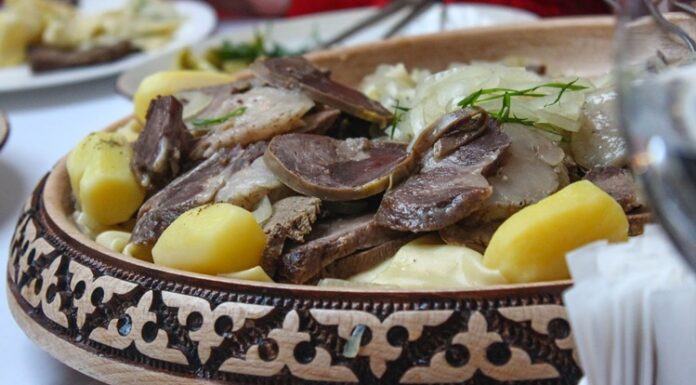 Kazakistan mutfağı, Orta Asya’nın geniş bozkırlarında şekillenmiş, göçebe yaşam tarzının etkisiyle pratik ve besleyici yemekler sunar. Tarih boyunca göçebe topluluklar, doğal koşullar ve hayvancılık ile beslenme alışkanlıklarını oluşturmuşlardır. Et, süt ürünleri ve tahıllar mutfağın temelini oluşturur. Kazaklar için yemek sadece beslenme aracı değil, aynı zamanda kültürel bir paylaşım ve misafirperverlik ritüelidir. Konulu bir haber görseli.