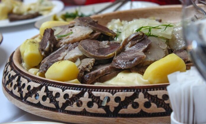Kazakistan Mutfağı Kazakistan mutfağı, Orta Asya’nın geniş bozkırlarında şekillenmiş, göçebe yaşam tarzının etkisiyle pratik ve besleyici yemekler sunar. Tarih boyunca göçebe topluluklar, doğal koşullar ve hayvancılık ile beslenme alışkanlıklarını oluşturmuşlardır. Et, süt ürünleri ve tahıllar mutfağın temelini oluşturur. Kazaklar için yemek sadece beslenme aracı değil, aynı zamanda kültürel bir paylaşım ve misafirperverlik ritüelidir. Konulu bir haber görseli.