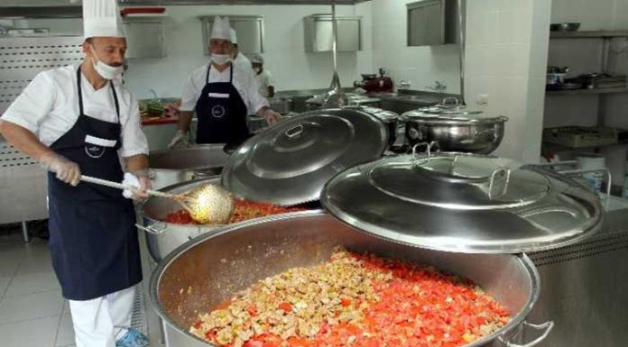 Kazan Yemeği: Gelenekten Sofraya Uzanan Lezzet Kazan yemeği, özellikle geleneksel mutfaklarda uzun yıllardır sofraların vazgeçilmez yemeklerinden biri olarak bilinir.