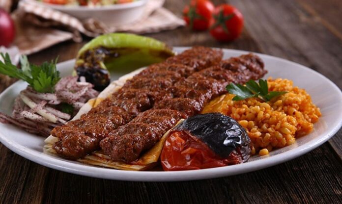 Kebabın Farklı Yüzleri Anadolu’dan Dünyaya Açılan Ateşin Hikâyesi Kebap, Türk mutfağının en köklü ve en tanınan lezzetlerinden biri olarak, yalnızca bir yemek değil aynı zamanda bir yaşam biçimi olarak da değerlendirilebilir. Etin ateşle buluştuğu bu eşsiz teknik, binlerce yıllık geçmişe sahiptir ve tarih boyunca birçok uygarlığın mutfağında kendine yer bulmuştur. Ancak Anadolu toprakları, kebap kültürünü sadece korumakla kalmamış, aynı zamanda onu çeşitlendirip zenginleştirmiştir. Konulu bir haber görseli.