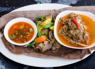 Kenya, Afrika kıtasının doğusunda yer alan ve farklı kültürlerin bir araya gelerek oluşturduğu köklü bir geçmişe sahip ülkelerden biridir. Bu çeşitlilik, Kenya mutfağı üzerinde büyük bir etki bırakmış, ülkenin yemek kültürünü benzersiz bir hale getirmiştir. Kenya’nın geniş toprakları, farklı etnik grupları ve tarihi geçmişi, sofralara hem Afrika'nın yerel lezzetlerini hem de Arap, Hint ve Avrupa mutfaklarının izlerini taşımaktadır. Bugün Kenya mutfağı, hem turistler hem de yerel halk için kültürel bir miras olarak büyük önem taşımaktadır. Konulu bir haber görseli.