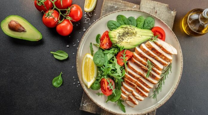Ketojenik mutfak, son yıllarda sağlıklı yaşamı benimseyen ve karbonhidrat tüketimini azaltmak isteyenler için oldukça popüler hale geldi. Bu beslenme tarzı, enerji kaynağı olarak karbonhidrat yerine yağların kullanılması prensibine dayanıyor. Böylece vücut ketozis denilen duruma girerek yağ yakımını hızlandırıyor ve kan şekeri seviyesini dengede tutuyor. Hem kilo kontrolü sağlamak hem de metabolizma sağlığını iyileştirmek isteyenler için ketojenik diyet önemli bir alternatif olarak öne çıkıyor. Konulu bir haber görseli.