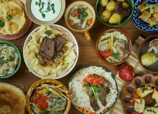 Kırgızistan mutfağı, Orta Asya’nın dağlık ve bozkır bölgelerinde göçebe yaşamın etkisiyle şekillenmiş, hem besleyici hem de pratik yemeklerle öne çıkan bir mutfaktır. Tarih boyunca hayvancılık ve tarım, yemek kültürünün temelini oluşturmuştur. Et ve süt ürünleri, günlük beslenmenin en önemli öğeleridir. Kırgızlar için yemek, sadece karın doyurmak değil, aynı zamanda misafirperverlik ve kültürel paylaşımın simgesidir. Konulu bir haber görseli.