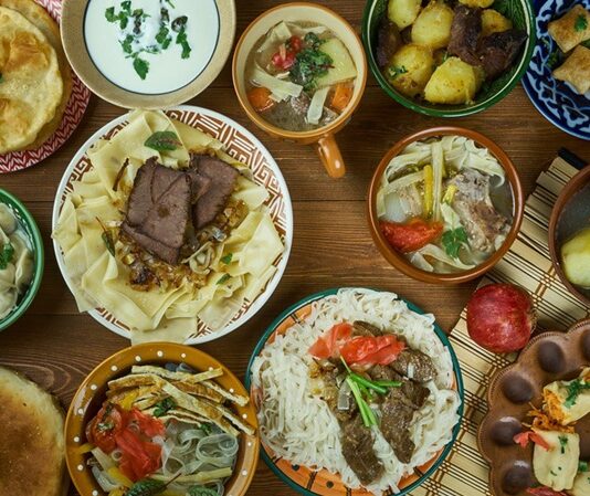 Kırgızistan mutfağı, Orta Asya’nın dağlık ve bozkır bölgelerinde göçebe yaşamın etkisiyle şekillenmiş, hem besleyici hem de pratik yemeklerle öne çıkan bir mutfaktır. Tarih boyunca hayvancılık ve tarım, yemek kültürünün temelini oluşturmuştur. Et ve süt ürünleri, günlük beslenmenin en önemli öğeleridir. Kırgızlar için yemek, sadece karın doyurmak değil, aynı zamanda misafirperverlik ve kültürel paylaşımın simgesidir. Konulu bir haber görseli.