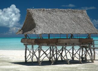 Kiribati mutfağı, Pasifik Okyanusu’nun ortasında yer alan adalarda şekillenmiş, doğal ve taze ürünlere dayalı bir mutfaktır. Tarih boyunca Polynesian kültürü ile gelişmiş olan bu mutfak, hem günlük yaşamda hem de özel günlerde toplumsal bir bağ kurma aracı olarak önem taşır. Konulu bir haber görseli.