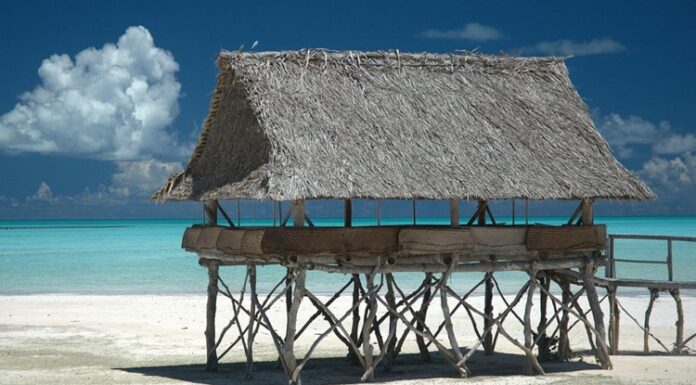 Kiribati Mutfağı Kiribati mutfağı, Pasifik Okyanusu’nun ortasında yer alan adalarda şekillenmiş, doğal ve taze ürünlere dayalı bir mutfaktır. Tarih boyunca Polynesian kültürü ile gelişmiş olan bu mutfak, hem günlük yaşamda hem de özel günlerde toplumsal bir bağ kurma aracı olarak önem taşır. Konulu bir haber görseli.
