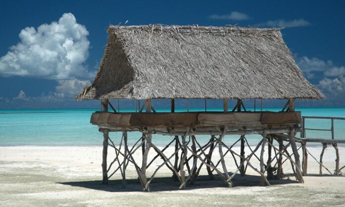 Kiribati Mutfağı Kiribati mutfağı, Pasifik Okyanusu’nun ortasında yer alan adalarda şekillenmiş, doğal ve taze ürünlere dayalı bir mutfaktır. Tarih boyunca Polynesian kültürü ile gelişmiş olan bu mutfak, hem günlük yaşamda hem de özel günlerde toplumsal bir bağ kurma aracı olarak önem taşır. Konulu bir haber görseli.