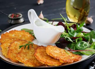 Kırım Tatar mutfağı, tarih boyunca farklı kültürlerin etkisiyle şekillenmiş köklü bir yemek geleneğine sahiptir. Kırım Yarımadası, jeopolitik konumu nedeniyle Türk, Rus, Bizans, Osmanlı ve Karadeniz çevresindeki topluluklarla etkileşim içinde olmuş, bu da mutfak kültürünü oldukça zenginleştirmiştir. Tarihi göçler ve ticaret yolları üzerinden taşınan baharatlar, tahıllar ve pişirme teknikleri, Kırım Tatar sofralarında kendine özgü bir birleşim yaratmıştır. Konulu bir haber görseli.