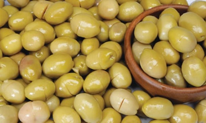 Kirma-Zeytin-Sofralarin-Vazgecilmez-Lezzeti-Olmaya-Devam-Ediyor Kırma zeytin sadece lezzetiyle değil, sağlığa olan katkılarıyla da öne çıkar. İçeriğinde bulunan zengin antioksidanlar, vücudu serbest radikallere karşı korur.