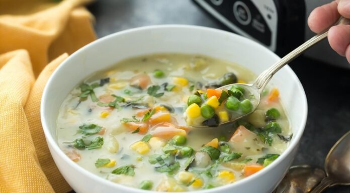 Klasik çorbalar, Türk mutfağının en köklü ve vazgeçilmez lezzetleri arasında yer alır. Yüzyıllardır sofralarımızda yer bulan bu çorbalar, hem besleyici özellikleri hem de pratik hazırlanışlarıyla mutfak kültürümüzün temel taşlarından biridir. Özellikle kış aylarında içimizi ısıtan ve sofralara samimi bir hava katan bu lezzetler, geçmişten günümüze birçok farklı tarifle çeşitlenmiştir. Anadolu’nun dört bir yanında farklı malzemelerle hazırlanan çorbalar, hem yöresel tatları hem de geleneksel pişirme tekniklerini yaşatır. Konulu bir haber görseli.