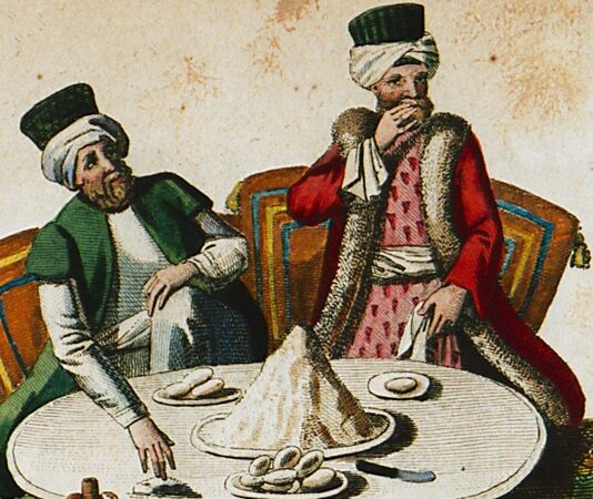 Klasik Osmanlı Mutfağıyla Tanışın Gelenekten Gelen Lezzetin Hikâyesi Klasik Osmanlı mutfağı, sadece bir yemek kültürü olmanın çok ötesindedir. Bu mutfak anlayışı; saraydan halka, Anadolu’dan Balkanlar’a, Akdeniz kıyılarından Arap coğrafyasına kadar geniş bir coğrafyada şekillenmiş, yüzyılların birikimiyle harmanlanarak bugüne ulaşmıştır. Osmanlı mutfağı, tarih boyunca hem lüks sofraların hem de sade halk yemeklerinin mimarı olmuştur. Her tabakta bir gelenek, her yemekte bir hikâye taşımaktadır. Konulu bir haber görseli.