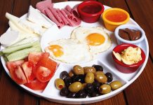 Türk kahvesi de geleneksel bir alışkanlıktır. Özellikle uzun kahvaltı sofralarında kahve, sohbetin devamlılığını sağlayan keyifli bir içecek olarak tercih edilir.