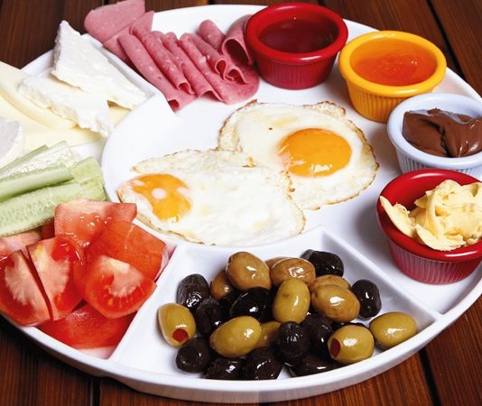 Klasik Ve Genel Kahvaltılıklar Sofraların Vazgeçilmez Lezzetleri Türk kahvesi de geleneksel bir alışkanlıktır. Özellikle uzun kahvaltı sofralarında kahve, sohbetin devamlılığını sağlayan keyifli bir içecek olarak tercih edilir.