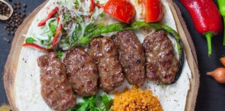 Köfte, dünyanın birçok mutfağında yer etmiş, hem sade hem de zengin içerikleriyle farklı şekillerde yorumlanabilen bir lezzettir. Türk mutfağının en temel unsurlarından biri olan köfte, zamanla coğrafi farklılıklara göre çeşitli tariflere dönüşmüş ve her ülke kendi yorumunu bu yemeğe katmıştır. Tarihsel olarak Orta Asya’dan Ortadoğu’ya, oradan Balkanlar’a ve Avrupa’ya yayılan köfte çeşitleri, kültürel alışverişin en güzel örneklerinden biridir. Konulu bir haber görseli.