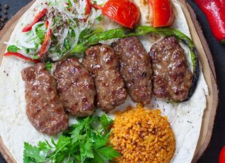 Köfte, dünyanın birçok mutfağında yer etmiş, hem sade hem de zengin içerikleriyle farklı şekillerde yorumlanabilen bir lezzettir. Türk mutfağının en temel unsurlarından biri olan köfte, zamanla coğrafi farklılıklara göre çeşitli tariflere dönüşmüş ve her ülke kendi yorumunu bu yemeğe katmıştır. Tarihsel olarak Orta Asya’dan Ortadoğu’ya, oradan Balkanlar’a ve Avrupa’ya yayılan köfte çeşitleri, kültürel alışverişin en güzel örneklerinden biridir. Konulu bir haber görseli.