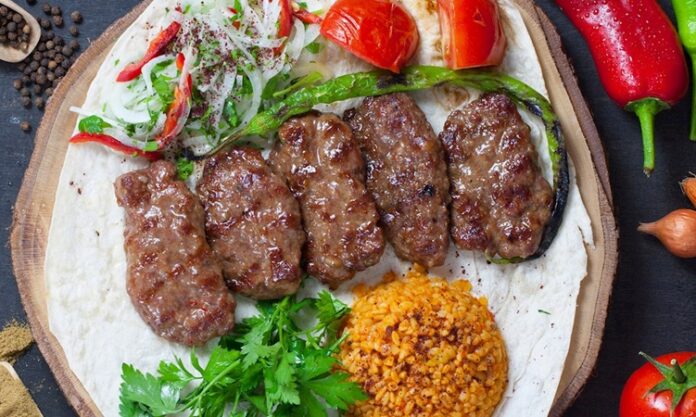 Köfte Çeşitleriyle Dünyanın Tadına Yolculuk Köfte, dünyanın birçok mutfağında yer etmiş, hem sade hem de zengin içerikleriyle farklı şekillerde yorumlanabilen bir lezzettir. Türk mutfağının en temel unsurlarından biri olan köfte, zamanla coğrafi farklılıklara göre çeşitli tariflere dönüşmüş ve her ülke kendi yorumunu bu yemeğe katmıştır. Tarihsel olarak Orta Asya’dan Ortadoğu’ya, oradan Balkanlar’a ve Avrupa’ya yayılan köfte çeşitleri, kültürel alışverişin en güzel örneklerinden biridir. Konulu bir haber görseli.