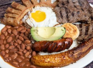 Kolombiya mutfağı, Güney Amerika’nın en renkli ve çeşitlilik bakımından zengin mutfaklarından biridir. Karayip kıyılarından And Dağları’na, Amazon ormanlarından Pasifik kıyılarına kadar uzanan bu geniş coğrafya, yemeklerde kullanılan malzemelere ve tat profillerine büyük bir çeşitlilik kazandırır. Her bölge, kendine has geleneksel tariflere ve pişirme tekniklerine sahiptir. Konulu bir haber görseli.