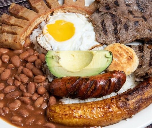 Kolombiya mutfağı, Güney Amerika’nın en renkli ve çeşitlilik bakımından zengin mutfaklarından biridir. Karayip kıyılarından And Dağları’na, Amazon ormanlarından Pasifik kıyılarına kadar uzanan bu geniş coğrafya, yemeklerde kullanılan malzemelere ve tat profillerine büyük bir çeşitlilik kazandırır. Her bölge, kendine has geleneksel tariflere ve pişirme tekniklerine sahiptir. Konulu bir haber görseli.