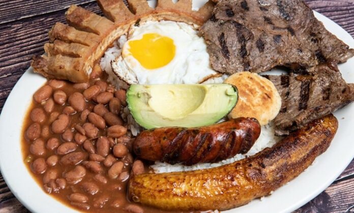 Kolombiya Mutfağı Kolombiya mutfağı, Güney Amerika’nın en renkli ve çeşitlilik bakımından zengin mutfaklarından biridir. Karayip kıyılarından And Dağları’na, Amazon ormanlarından Pasifik kıyılarına kadar uzanan bu geniş coğrafya, yemeklerde kullanılan malzemelere ve tat profillerine büyük bir çeşitlilik kazandırır. Her bölge, kendine has geleneksel tariflere ve pişirme tekniklerine sahiptir. Konulu bir haber görseli.