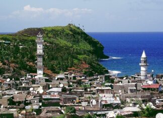 Komorlar Mutfağı, Hint Okyanusu’nun ada ülkesi Komorlar’ın zengin kültürel geçmişini yansıtır. Ada mutfağı, Afrika, Arap ve Fransız etkilerini bir araya getirerek kendine özgü bir tat profili oluşturmuştur. Komorlar Mutfağı, yerli halkın günlük yaşamını şekillendiren ve kültürel kimliğini yansıtan bir mutfak kültürüdür. Konulu bir haber görseli.