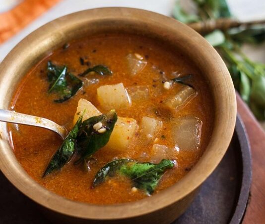 Konkani Mutfağı, Hindistan’ın Goa ve çevresindeki Batı kıyı bölgelerine özgü geleneksel yemek kültürünü temsil eder. Bu mutfak, deniz ürünleri, baharatlar ve tropikal malzemelerin birleşimiyle zengin bir lezzet sunar. Konkani Mutfağı, hem günlük sofralarda hem de festival ve kutlamalarda tercih edilen bir mutfak olarak bilinir. Konulu bir haber görseli.