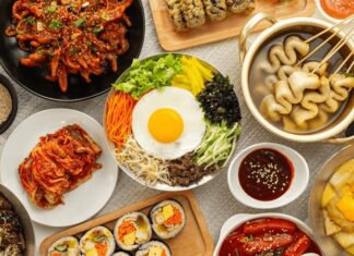 Kore mutfağı, binlerce yıllık bir geçmişe sahip olup hem coğrafi koşulların hem de kültürel etkileşimlerin etkisiyle zenginleşmiştir. Geleneksel Kore yemekleri, tarım ürünlerinin yanı sıra deniz ürünleri ve fermente gıdaların ustaca birleşiminden oluşur. Tarih boyunca Çin ve Japon mutfaklarından etkiler alınsa da Kore yemekleri kendi özgün kimliğini korumayı başarmıştır. Konulu bir haber görseli.