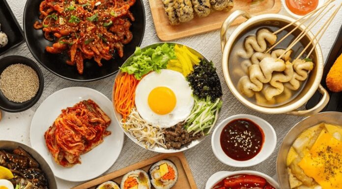 Kore mutfağı, binlerce yıllık bir geçmişe sahip olup hem coğrafi koşulların hem de kültürel etkileşimlerin etkisiyle zenginleşmiştir. Geleneksel Kore yemekleri, tarım ürünlerinin yanı sıra deniz ürünleri ve fermente gıdaların ustaca birleşiminden oluşur. Tarih boyunca Çin ve Japon mutfaklarından etkiler alınsa da Kore yemekleri kendi özgün kimliğini korumayı başarmıştır. Konulu bir haber görseli.