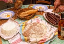 Korsika mutfağı, Fransa’ya bağlı olan fakat kendi özgün kültürünü koruyan Korsika Adası’nın eşsiz gastronomi dünyasını yansıtır. Akdeniz’in ortasında yer alan bu ada, coğrafi yapısı, tarih boyunca farklı kültürlerden etkilenmiş olması ve doğal kaynakları sayesinde kendine özgü bir yemek kültürü geliştirmiştir. Korsika mutfağı, hem dağların sunduğu ürünleri hem de denizin bereketini sofralara taşır. Bu yönüyle ada mutfağı, sade ama derin tatların birleşimiyle gastronomi meraklılarının ilgisini çekmektedir. Konulu bir haber görseli.
