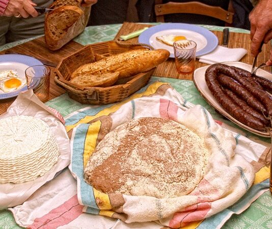 Korsika mutfağı, Fransa’ya bağlı olan fakat kendi özgün kültürünü koruyan Korsika Adası’nın eşsiz gastronomi dünyasını yansıtır. Akdeniz’in ortasında yer alan bu ada, coğrafi yapısı, tarih boyunca farklı kültürlerden etkilenmiş olması ve doğal kaynakları sayesinde kendine özgü bir yemek kültürü geliştirmiştir. Korsika mutfağı, hem dağların sunduğu ürünleri hem de denizin bereketini sofralara taşır. Bu yönüyle ada mutfağı, sade ama derin tatların birleşimiyle gastronomi meraklılarının ilgisini çekmektedir. Konulu bir haber görseli.