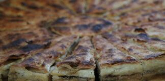 Kosova mutfağı, tarih boyunca farklı kültürlerin etkisiyle şekillenmiş ve Balkanlar’ın çeşitliliğini yansıtan özel bir yapıya sahip olmuştur. Osmanlı, Arnavut, Türk ve Sırp kültürlerinin etkisiyle gelişen bu mutfak, sadece bir beslenme kültürü değil aynı zamanda bir yaşam tarzı olarak da görülmektedir. Bölgede yaşayan halklar, yüzyıllar boyunca karşılıklı etkileşim içerisinde olmuş ve bu durum sofralara da doğrudan yansımıştır. Özellikle Osmanlı döneminde kullanılan baharatlar, pişirme teknikleri ve yemek çeşitleri günümüzde hâlâ Kosova sofralarında kendini göstermektedir. Konulu bir haber görseli.