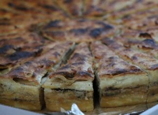 Kosova mutfağı, tarih boyunca farklı kültürlerin etkisiyle şekillenmiş ve Balkanlar’ın çeşitliliğini yansıtan özel bir yapıya sahip olmuştur. Osmanlı, Arnavut, Türk ve Sırp kültürlerinin etkisiyle gelişen bu mutfak, sadece bir beslenme kültürü değil aynı zamanda bir yaşam tarzı olarak da görülmektedir. Bölgede yaşayan halklar, yüzyıllar boyunca karşılıklı etkileşim içerisinde olmuş ve bu durum sofralara da doğrudan yansımıştır. Özellikle Osmanlı döneminde kullanılan baharatlar, pişirme teknikleri ve yemek çeşitleri günümüzde hâlâ Kosova sofralarında kendini göstermektedir. Konulu bir haber görseli.