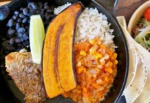 Kosta Rika mutfağı, Orta Amerika'nın benzersiz kültürel ve coğrafi yapısını yansıtan zengin bir gelenektir. Yerli halkların ve İspanyol kolonizasyonunun etkisi, mutfağın temel yapı taşlarını oluşturmuştur. Bu kültürel etkileşim, yemeklerde hem yerel hem de yabancı lezzetlerin harmanlanmasına yol açmıştır. Konulu bir haber görseli.