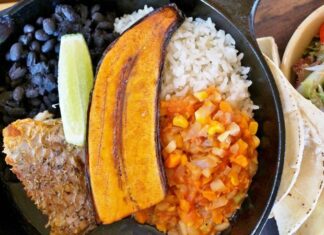 Kosta Rika mutfağı, Orta Amerika'nın benzersiz kültürel ve coğrafi yapısını yansıtan zengin bir gelenektir. Yerli halkların ve İspanyol kolonizasyonunun etkisi, mutfağın temel yapı taşlarını oluşturmuştur. Bu kültürel etkileşim, yemeklerde hem yerel hem de yabancı lezzetlerin harmanlanmasına yol açmıştır. Konulu bir haber görseli.