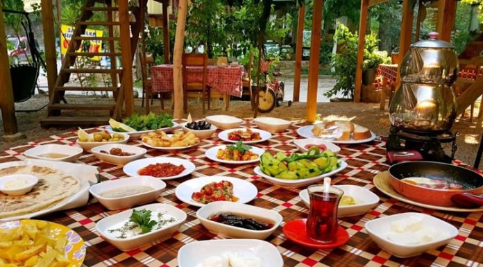 Köy Yemeği Sofraların Vazgeçilmez Lezzeti Köy yemeklerinin en önemli özelliği, katkı maddelerinden uzak ve tamamen doğal malzemelerden yapılmasıdır. Özellikle köyde yetişen sebzelerle hazırlanan yemekler, mevsimine uygun ve besleyici özellikleriyle öne çıkar.