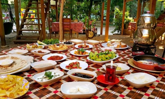 Koy-Yemegi-Sofralarin-Vazgecilmez-Lezzeti Köy yemeklerinin en önemli özelliği, katkı maddelerinden uzak ve tamamen doğal malzemelerden yapılmasıdır. Özellikle köyde yetişen sebzelerle hazırlanan yemekler, mevsimine uygun ve besleyici özellikleriyle öne çıkar.
