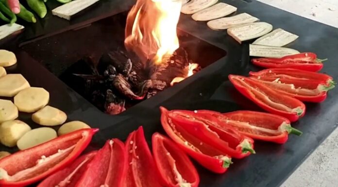 Közleme Lezzetinin Gelenekten Günümüze Uzanan Serüveni Közleme, insanoğlunun ateşle tanışmasından bu yana mutfak kültüründe önemli bir yere sahiptir. Yüzyıllar öncesinden günümüze uzanan bu yöntem, basit gibi görünse de lezzet derinliği açısından oldukça zengindir. Özellikle Anadolu’da ve Ortadoğu mutfaklarında köz üzerinde pişirilen yiyeceklerin aroması, diğer pişirme yöntemlerinden kolayca ayırt edilir. Közün dumanlı kokusu ve ateşin kontrollü ısısı, yiyeceklere doğal bir tat kazandırır. Konulu bir haber görseli.