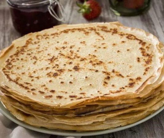 Krep, pratik hazırlanışı ve çeşitli lezzet kombinasyonları ile evlerde de popüler hale gelmiş durumda. Bu yönüyle krep, hem lezzeti hem de kültürel değeriyle sofralarda öne çıkıyor.