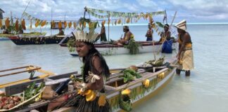 Kiribati Mutfağı Kiribati Mutfağı, Güney Pasifik’in adalar topluluğu Kiribati’nin zengin kültürel geçmişini ve geleneksel beslenme alışkanlıklarını yansıtır. Ada halkı, yüzyıllardır deniz ürünleri, tropikal meyveler ve kök sebzelerle kendine özgü tarifler geliştirmiştir. Hindistancevizi, taro, balık ve ekmek ağacı, Kiribati mutfağının temel ögeleri arasında yer alır. Konulu bir haber görseli.