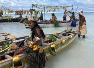 Kiribati Mutfağı, Güney Pasifik’in adalar topluluğu Kiribati’nin zengin kültürel geçmişini ve geleneksel beslenme alışkanlıklarını yansıtır. Ada halkı, yüzyıllardır deniz ürünleri, tropikal meyveler ve kök sebzelerle kendine özgü tarifler geliştirmiştir. Hindistancevizi, taro, balık ve ekmek ağacı, Kiribati mutfağının temel ögeleri arasında yer alır. Konulu bir haber görseli.