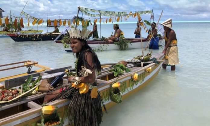 Kiribati Mutfağı, Güney Pasifik’in adalar topluluğu Kiribati’nin zengin kültürel geçmişini ve geleneksel beslenme alışkanlıklarını yansıtır. Ada halkı, yüzyıllardır deniz ürünleri, tropikal meyveler ve kök sebzelerle kendine özgü tarifler geliştirmiştir. Hindistancevizi, taro, balık ve ekmek ağacı, Kiribati mutfağının temel ögeleri arasında yer alır. Konulu bir haber görseli.