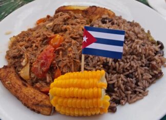 Küba mutfağı, Karayipler’in kültürel zenginliğini, tarihi etkilerini ve tropikal coğrafyasını bir araya getiren eşsiz bir gastronomi geleneğine sahiptir. İspanyol, Afrika ve Karayip mutfaklarının birleşiminden oluşan bu mutfak, basit ama lezzetli tarifleriyle tanınır. Küba yemekleri, hem tat açısından doyurucu hem de görsel olarak iştah açıcıdır. Ülkedeki yemek kültürü, hem halk arasında hem de dünya gastronomi sahnesinde dikkat çeker. Konulu bir haber görseli