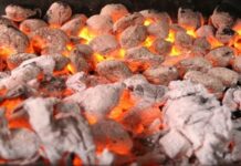 Geleneksel mutfaklarda uzun yıllardır uygulanan külde pişirme, yemeklere farklı bir aroma ve lezzet kazandırır. Bu yöntem, yiyeceklerin doğal sularının korunmasını ve malzemelerin eşit şekilde pişmesini sağlar. Modern mutfaklarda pratik çözümler yaygın olsa da, külde pişirme yemeklerin karakterini ve özgün tadını ortaya çıkarır. Konulu bir haber görseli.