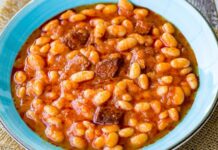 Türk mutfağının en sevilen yemeklerinden biri olan kuru fasulye, hem lezzeti hem de besleyici özellikleriyle sofralarda özel bir yere sahip. Yüzyıllardır Anadolu’nun dört bir yanında pişen bu klasik yemek, geleneksel tariflerden modern dokunuşlara kadar pek çok farklı şekilde hazırlanabiliyor. Özellikle bakliyatlar, uzun süre bozulmadan saklanabilmesi, yüksek protein ve lif içeriği ile hem ekonomik hem de sağlıklı bir besin kaynağı olarak öne çıkıyor. Konulu bir haber görseli.