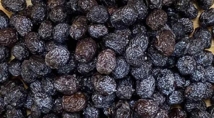 Kurutulmuş zeytin, kahvaltılardan mezelere, atıştırmalıklardan yemeklere kadar geniş bir kullanım alanına sahip. Geleneksel lezzeti koruyan üreticiler, aynı zamanda pratik tüketim isteyen modern mutfaklara hitap ediyor.