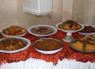 Kuzey Afrika Mutfağı, köklü tarihi ve coğrafi yapısıyla dünyanın en özgün mutfaklarından biridir. Bölgenin iklimi, tarım ürünleri ve kültürel etkileşimleri mutfağa benzersiz bir kimlik kazandırmıştır. Akdeniz kıyısındaki ülkelerle Sahra Çölü’nün etkisi birleşince ortaya hem baharatlarla dolu hem de sade ama doyurucu yemekler çıkmıştır. Bu mutfakta baharat kullanımı son derece yoğundur. Kimyon, kişniş, safran ve tarçın, yemeklere karakteristik bir tat verir. Konulu bir haber görseli.