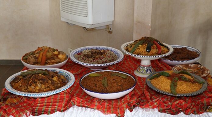 Kuzey Afrika Mutfağı, köklü tarihi ve coğrafi yapısıyla dünyanın en özgün mutfaklarından biridir. Bölgenin iklimi, tarım ürünleri ve kültürel etkileşimleri mutfağa benzersiz bir kimlik kazandırmıştır. Akdeniz kıyısındaki ülkelerle Sahra Çölü’nün etkisi birleşince ortaya hem baharatlarla dolu hem de sade ama doyurucu yemekler çıkmıştır. Bu mutfakta baharat kullanımı son derece yoğundur. Kimyon, kişniş, safran ve tarçın, yemeklere karakteristik bir tat verir. Konulu bir haber görseli.