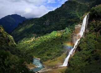 Kuzeydoğu Hindistan Mutfağı, ülkenin diğer bölgelerinden oldukça farklı bir gastronomik yapıya sahiptir. Assam, Meghalaya, Manipur, Mizoram, Tripura, Nagaland ve Arunachal Pradesh gibi eyaletlerin birleşiminden oluşan bu mutfak, yerel kültürler ve etnik grupların etkisiyle şekillenmiştir. Bu zengin kültürel çeşitlilik, yemeklerde hem tat hem de pişirme tekniklerinde kendini gösterir. Konulu bir haber görseli.