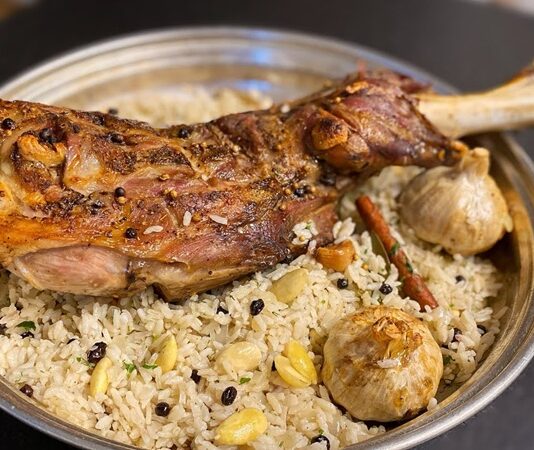 Kuzu tandır, yüzyıllardır özellikle Anadolu mutfağında sofraların vazgeçilmez lezzetlerinden biri olmuştur. Geleneksel yöntemlerle hazırlanan tandır, sadece bir yemek değil aynı zamanda kültürel bir miras olarak kabul edilir. Kuzu etinin özel tekniklerle pişirilmesi, hem etin yumuşaklığını hem de aromatik zenginliğini ortaya çıkarır. Konulu bir haber görseli.